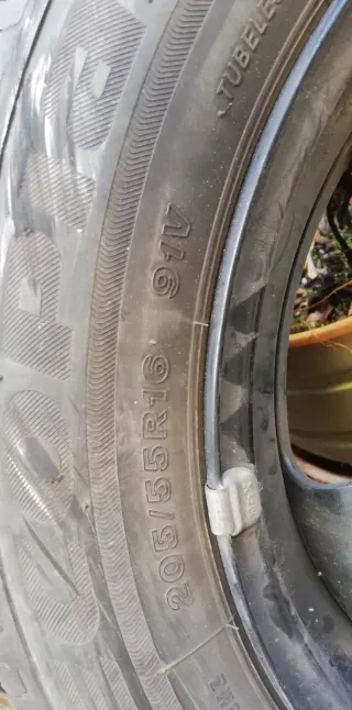 Llanta de Mercedes y neumático.