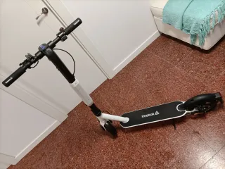 Patinete Eléctrico Reebok  Sostiene hasta 120kg.