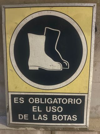 Cartel Chapa Uso Obligatorio Botas