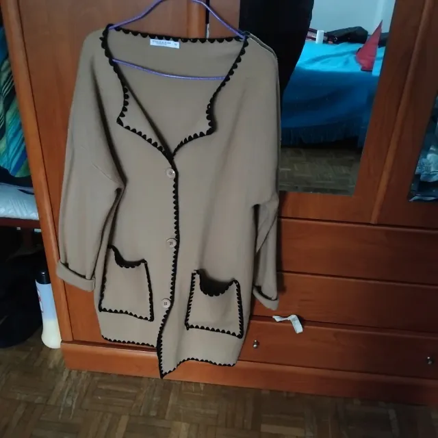 Jersey beige con ribete negro