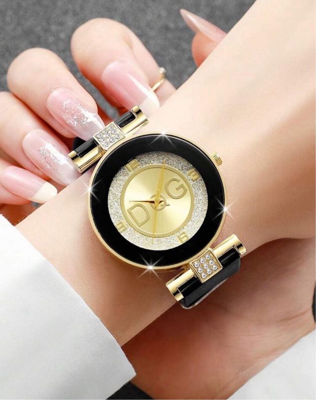 Reloj elegante dorado y negro mujer