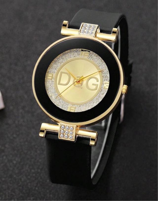 Reloj elegante dorado y negro mujer