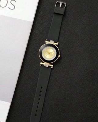 Reloj elegante dorado y negro mujer