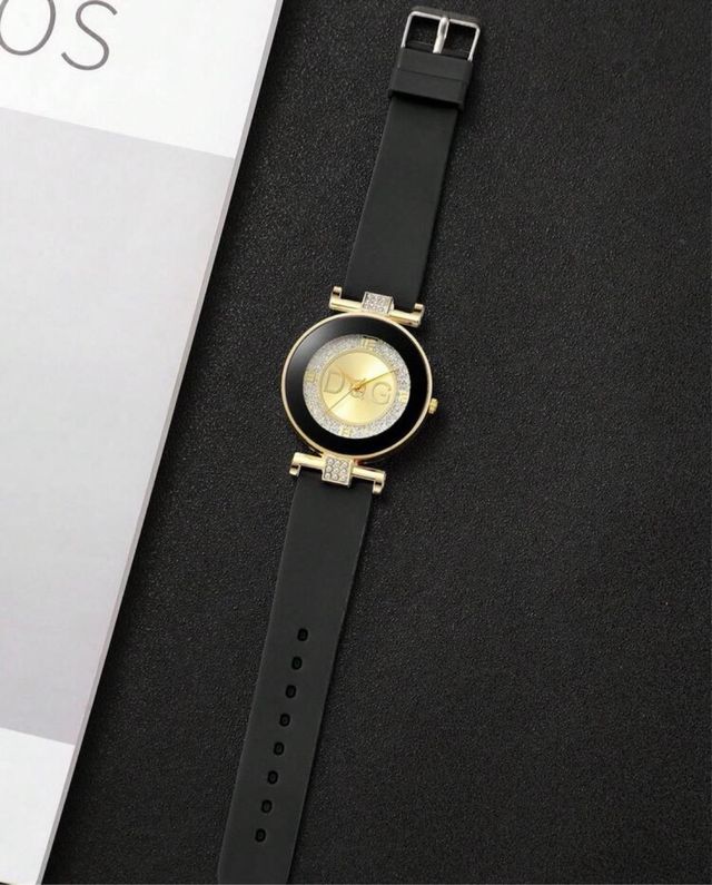 Reloj elegante dorado y negro mujer