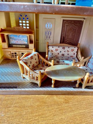 Casa de muñecas con muebles y familia