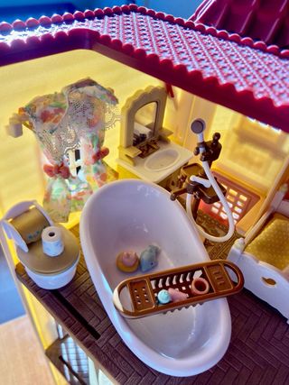 Casa de muñecas con muebles y familia