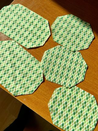 Casa de muñecas con muebles y familia