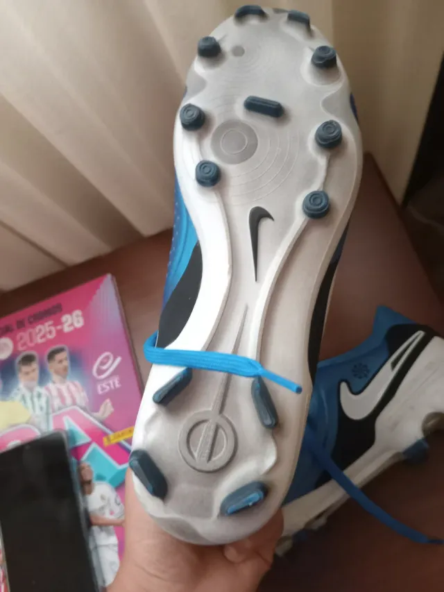 Botas de fútbol Nike azules y blancas