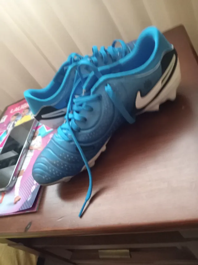 Botas de fútbol Nike azules y blancas