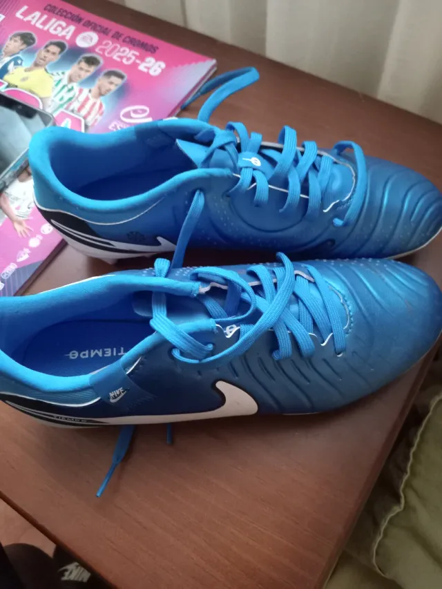 Botas de fútbol Nike azules y blancas