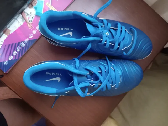 Botas de fútbol Nike azules y blancas