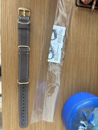 Correa de ante gris con hebilla dorada