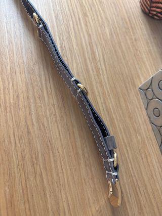 Correa de ante gris con hebilla dorada