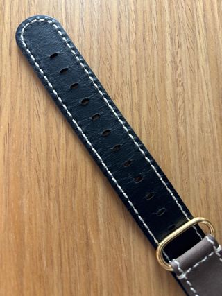 Correa de ante gris con hebilla dorada