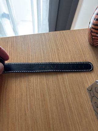 Correa de ante gris con hebilla dorada