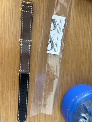 Correa de ante gris con hebilla dorada