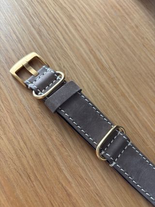 Correa de ante gris con hebilla dorada