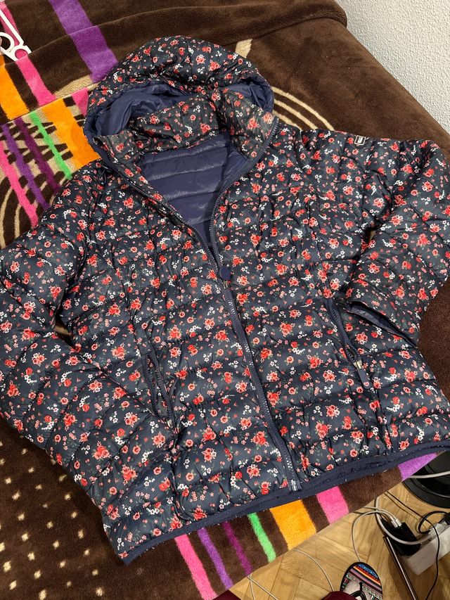 Chaqueta acolchada floral azul y roja