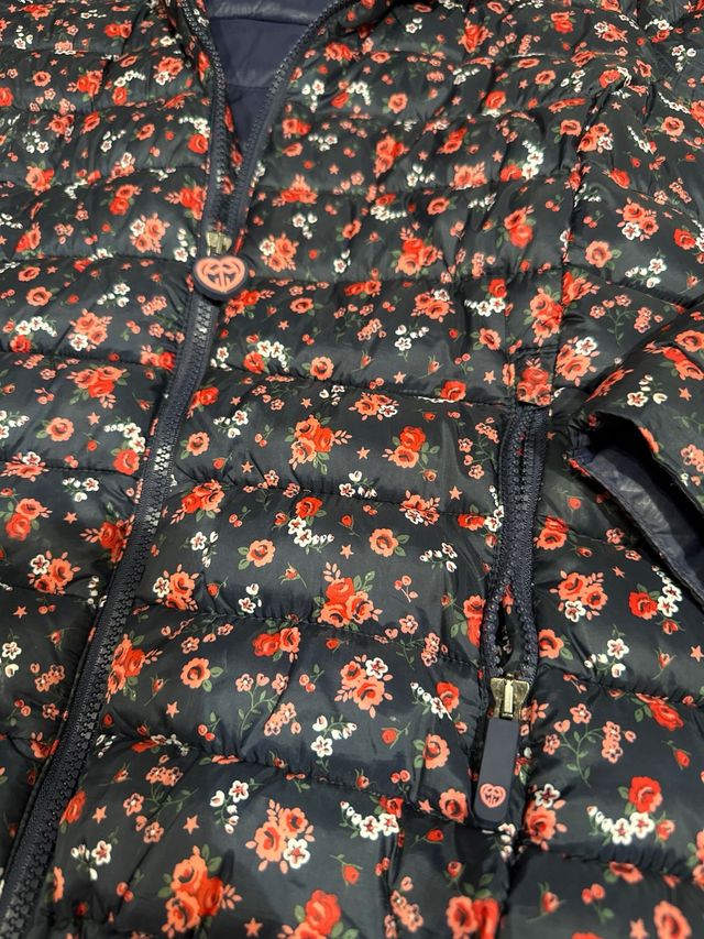 Chaqueta acolchada floral azul y roja