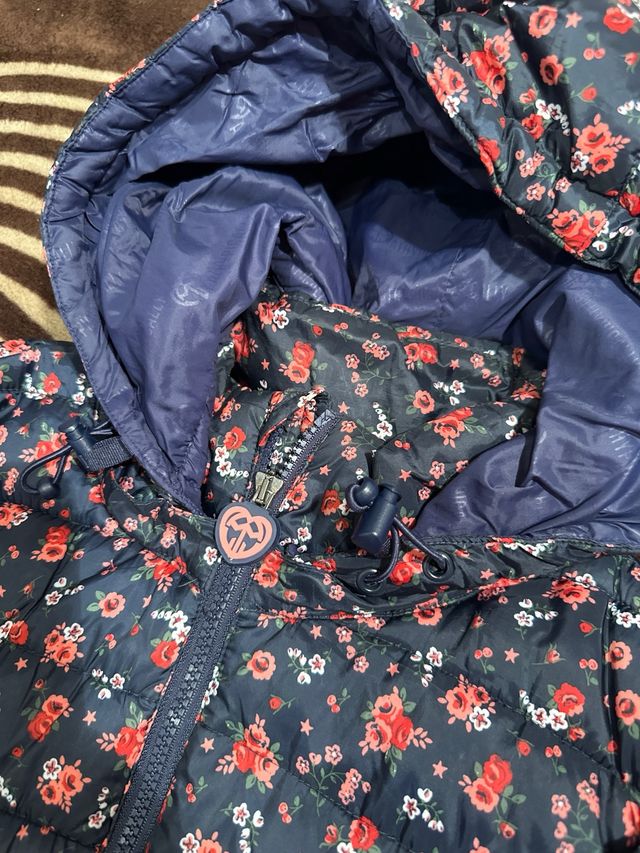 Chaqueta acolchada floral azul y roja