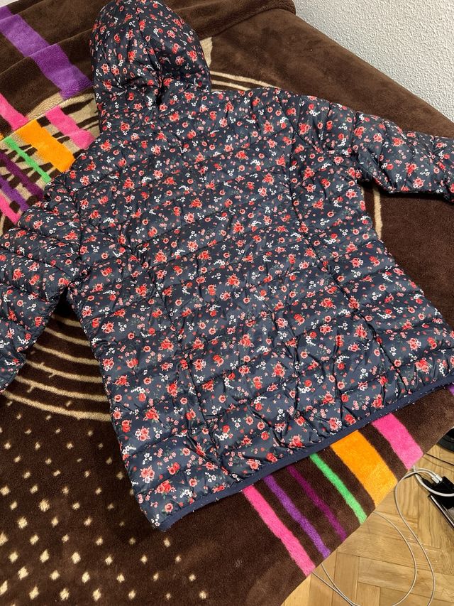Chaqueta acolchada floral azul y roja
