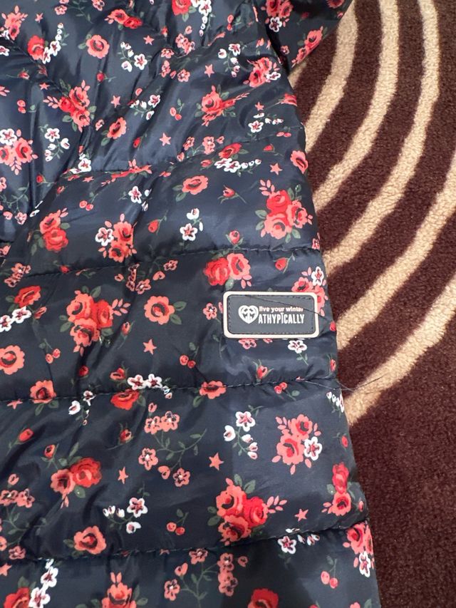 Chaqueta acolchada floral azul y roja