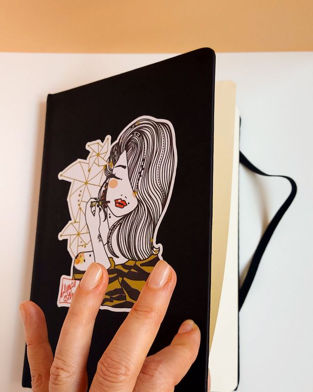 Libreta negra con diseño de mujer