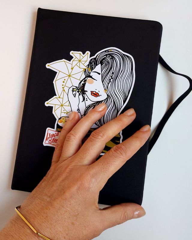 Libreta negra con diseño de mujer