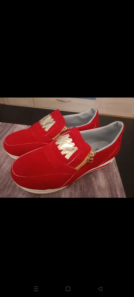 Mocasines rojos con detalle dorado