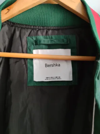 Cazadora estilo universitario