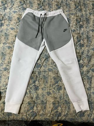 Pantalón Nike Tech Gris y Blanco