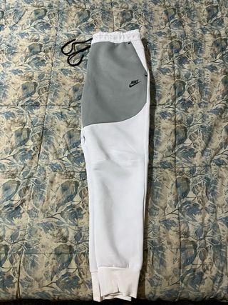 Pantalón Nike Tech Gris y Blanco
