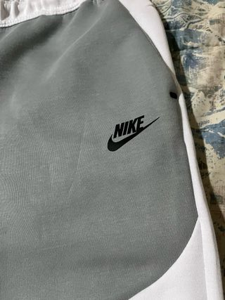 Pantalón Nike Tech Gris y Blanco