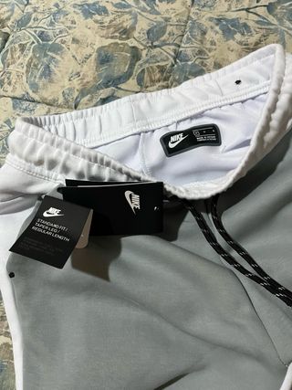 Pantalón Nike Tech Gris y Blanco