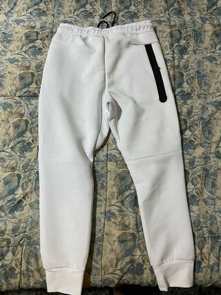 Pantalón Nike Tech Gris y Blanco