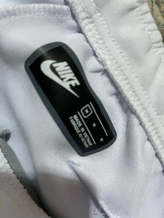 Pantalón Nike Tech Gris y Blanco