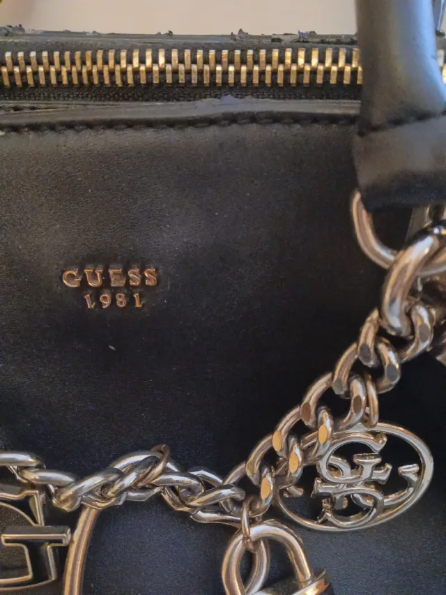 Bolso Guess Negro con Dijes Dorados