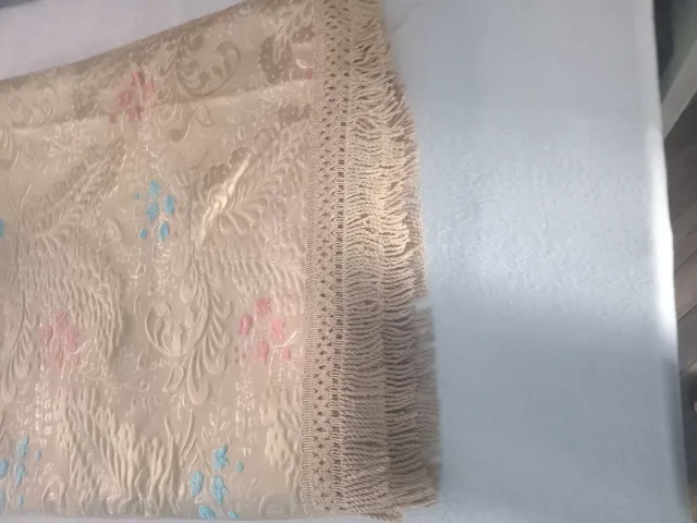 Cubre cama o sofá beige con flecos