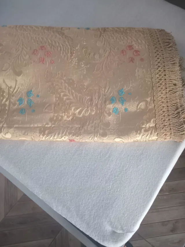 Cubre cama o sofá beige con flecos