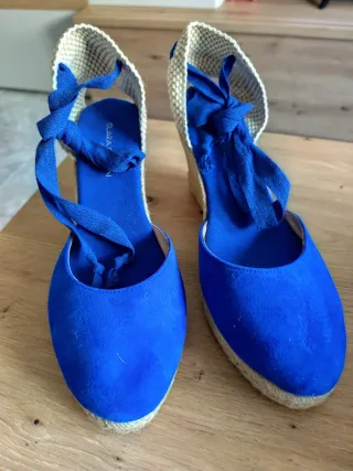 Alpargatas cuña azul eléctrico