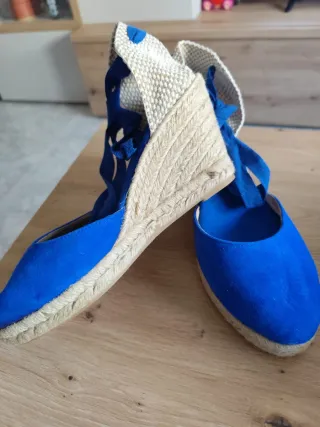 Alpargatas cuña azul eléctrico