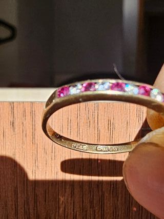 Anillo inglés 9k con rubíes y diamantes auténticos