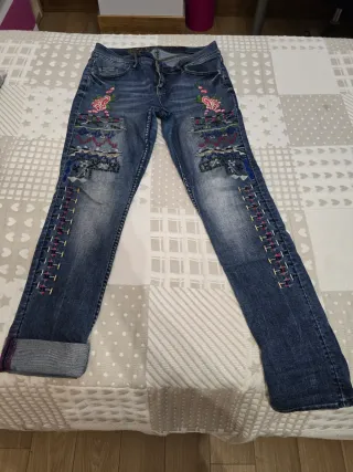 Pantalones vaqueros bordados mujer
