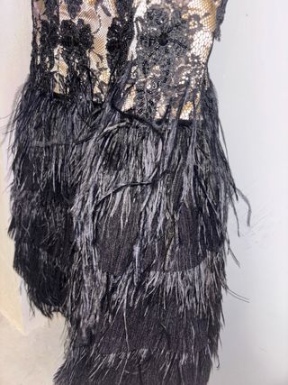 Vestido negro pedrería y plumas