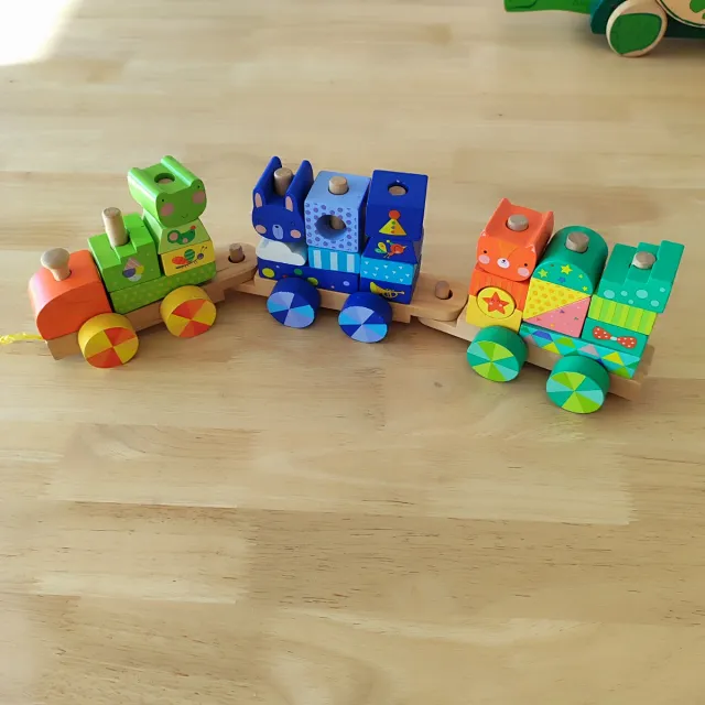 Tren de piezas de madera