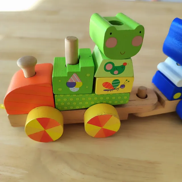 Tren de piezas de madera
