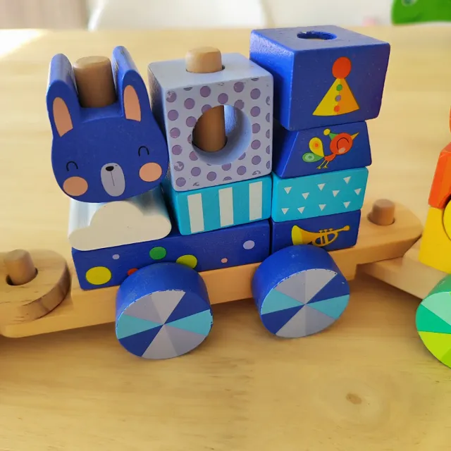 Tren de piezas de madera