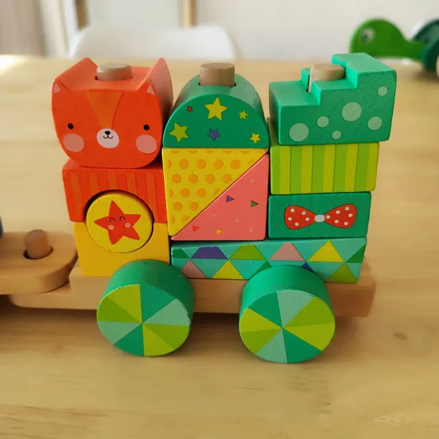 Tren de piezas de madera