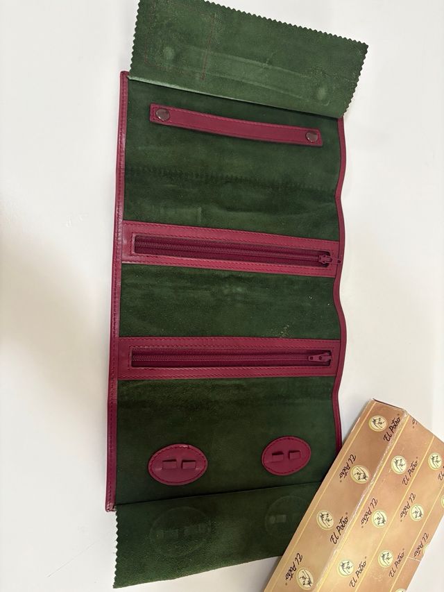 Estuche de viaje El Potro piel verde y rojo