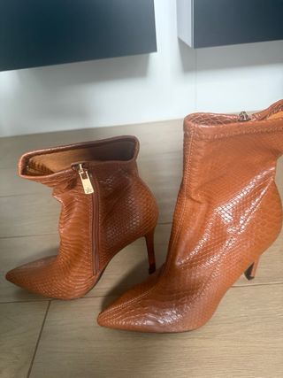 Botines tacón punta piel efecto serpiente